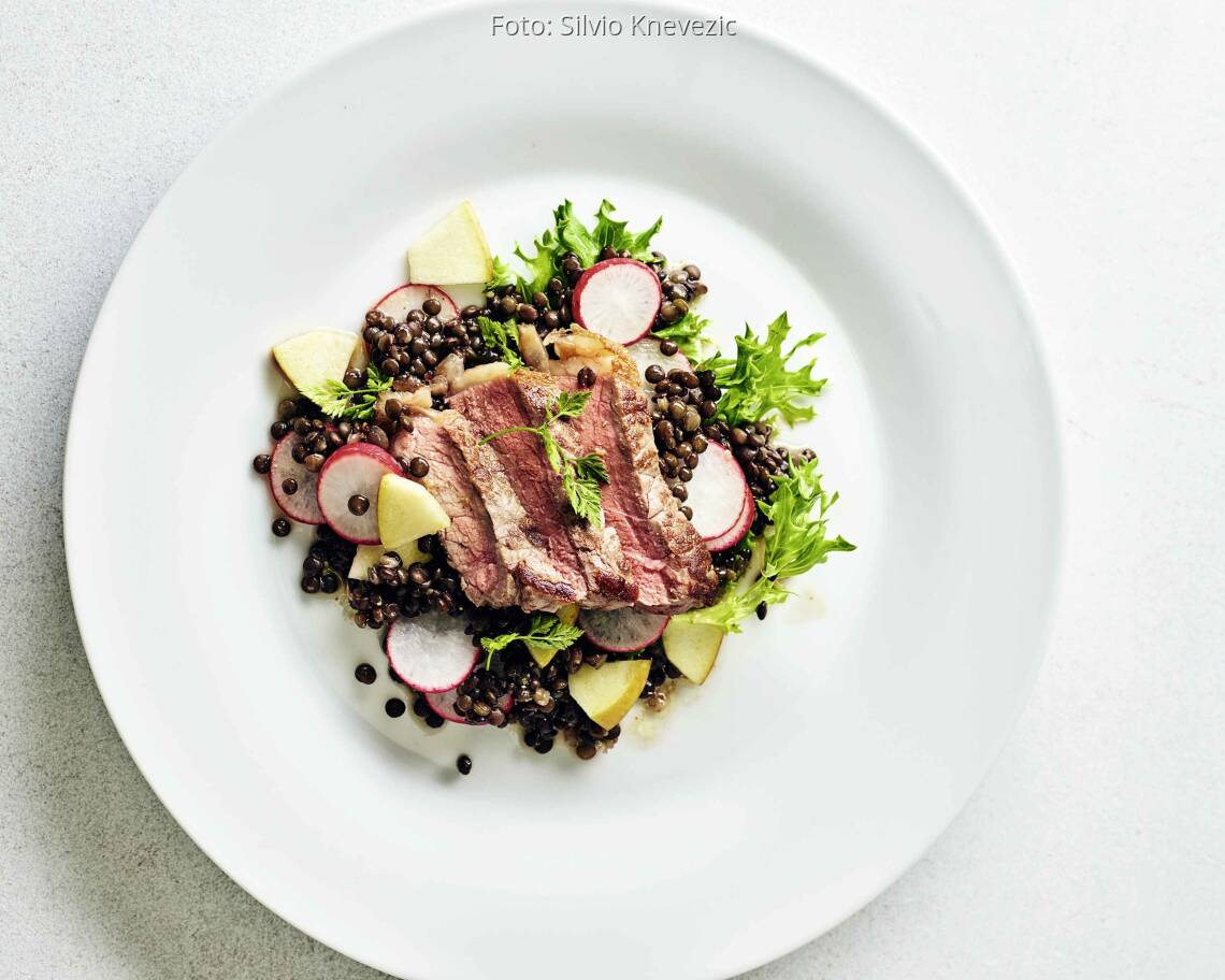 Huftsteak-Tagliata auf Linsensalat