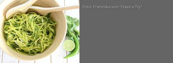 Rezeptbild für "Zucchini-Pasta mit Mango-Avocadodressing"