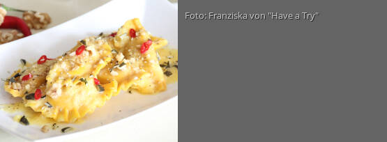 Rezeptbild für "Kürbisravioli mit Walnussfüllung und Orangen-Chilisauce"