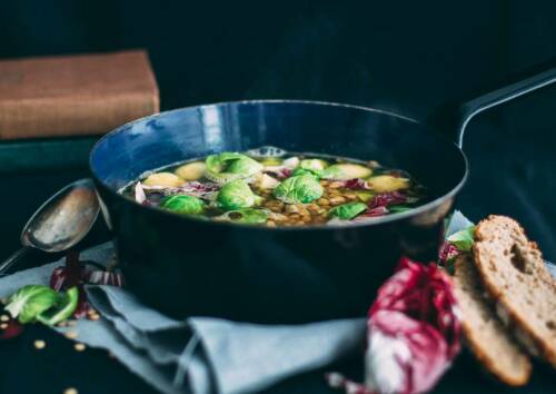 Eine Suppe die von Innen wärmt: Ingwer und Rosenkohl in einem Topf. Von der Seite fotografiert.