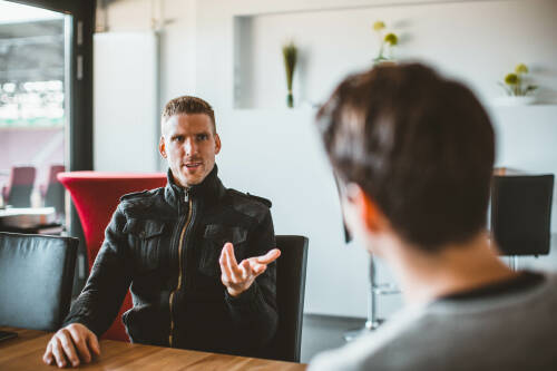 Unser Redakteur Florian im Gespräch mit FCA-Torwart Andreas Luthe.