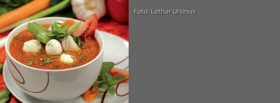 Rezeptbild für "Italienische Tomatensuppe mit Mozzarellakugeln und Basilikum"