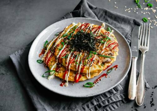 Japanische Pfannkuchen mit Nori-Algen.