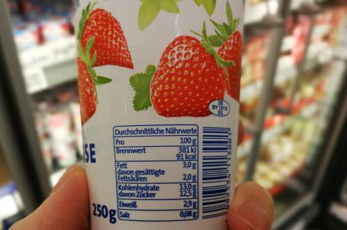 Nährwertangaben auf der Rückseite eines Erdbeer-Joghurts