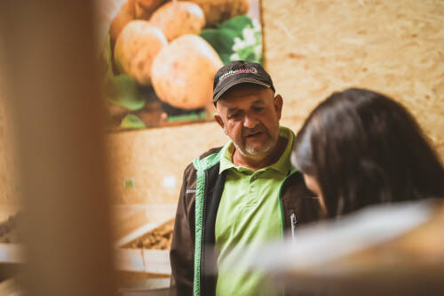 Redakteurin Sarah im Gespräch mit Jürgen Müller, dem Inhaber eines der ersten Onlineshops für Kartoffeln.