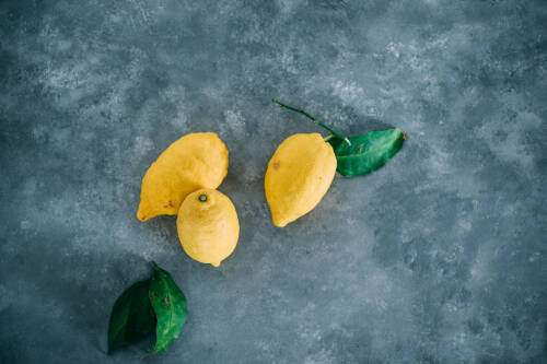 Als Alternative zu Kaffee eignen sich Säfte aus Zitrusfrüchten. Sie schmecken schön frisch und liefern deinem Körper reichlich Vitamine, die wach machen.