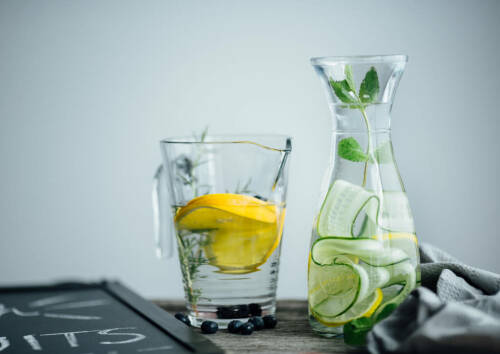 Ausreichend Flüssigkeit zu trinken macht wach und kurbelt den Stoffwechsel an. Wenn du dein Wasser mit Zitrusfrüchten anreicherst, nimmst du zusätzlich energiebringendes Vitamin C zu dir.