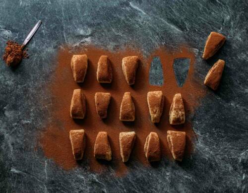 Kakao auf Küchenplatte vor dunklem Hintergrund.