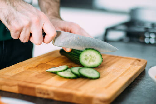 Hier erklären dir, warum es sogar gesünder ist, Gurken mit Schale zu essen.