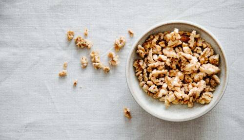 Frisch karamellisierte Walnüsse in einer weißen Schüssel