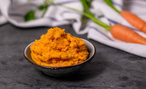 Karotten-Kichererbsen-Dip in einer Schale