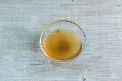 Orang-rötlicher Karottensud in einer Glasschale