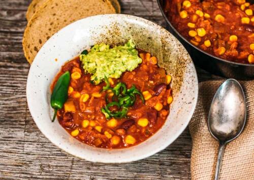 Suppenteller mit Karottenchili und Avocadocreme