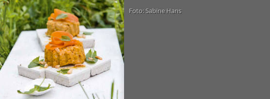 Rezeptbild für "Karottenflan mit Sauerampfer und Pinienkernen"