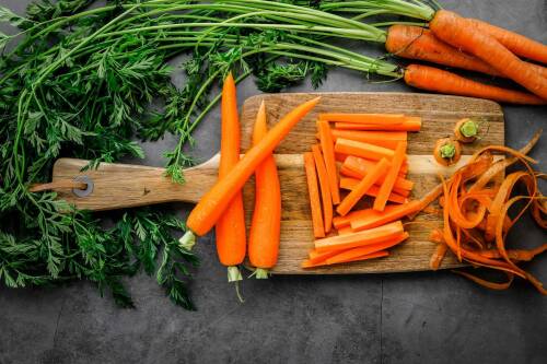 Karottenpommes zubereitung schritt 1 karotten schaelen und stifteln