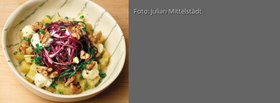 Rezeptbild für "Kartoffel-Lauch-Salat mit Blaukraut und Walnüssen"