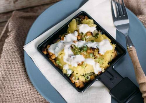 Kartoffel-Pfännchen mit Tofu und Lauchzwiebeln, eine ganz vegane Variante. Von oben fotografiert.