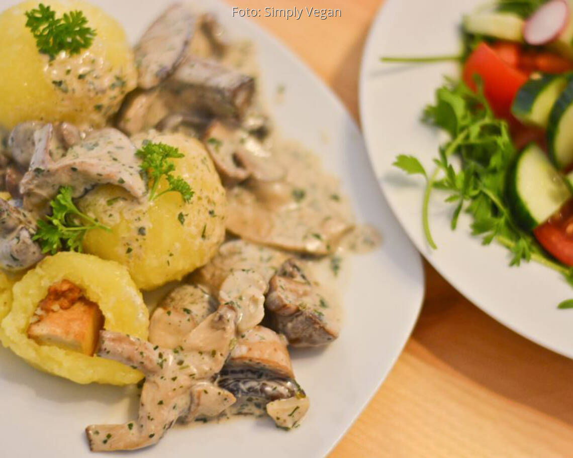 Kartoffelklöße mit Räuchertofu-Füllung und Pilzsauce