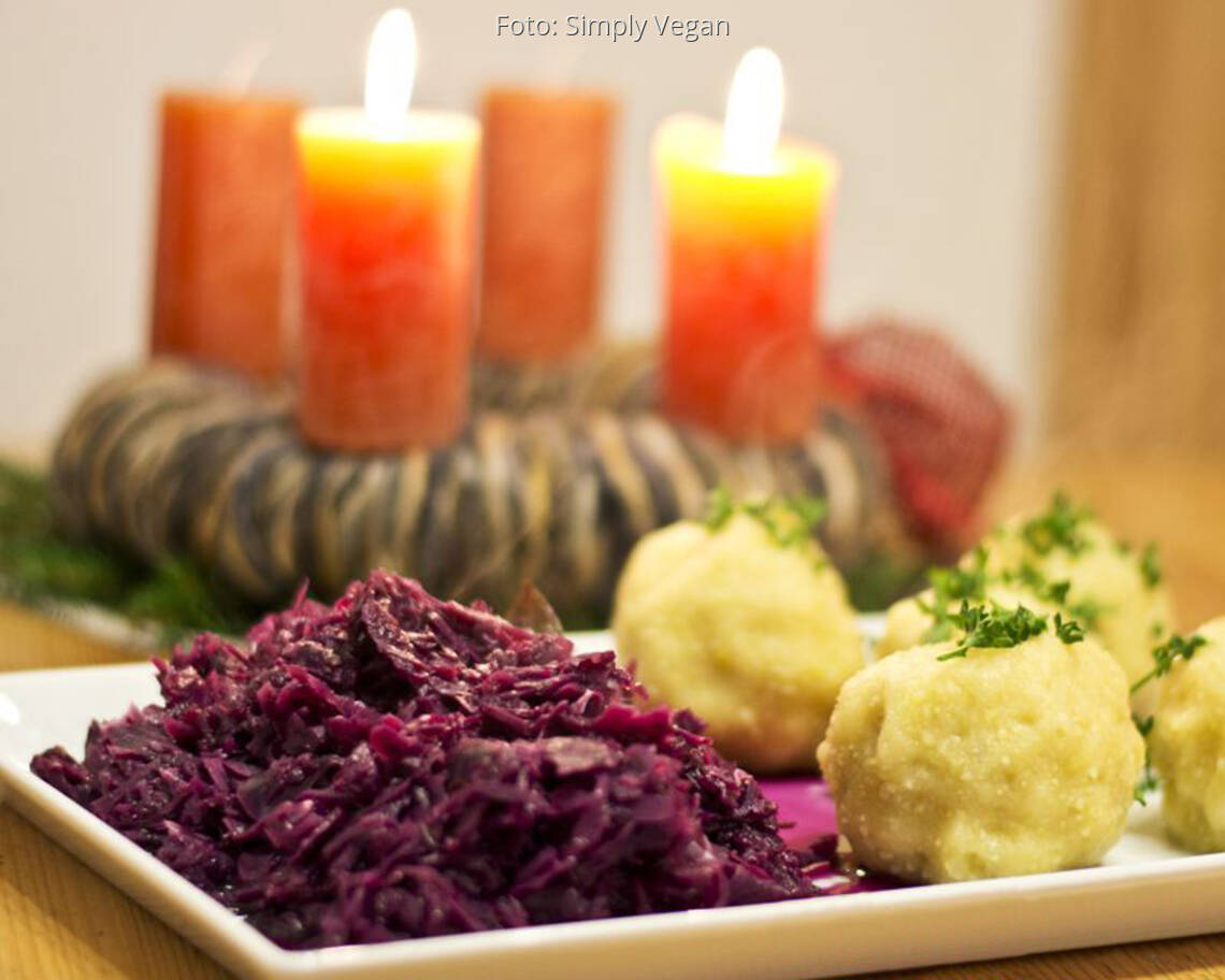 Kartoffelknödel mit Räuchertofu-Füllung und Apfel-Rotkohl
