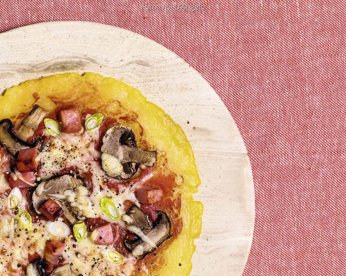 Kartoffelpizza mit Speck und Pilzen