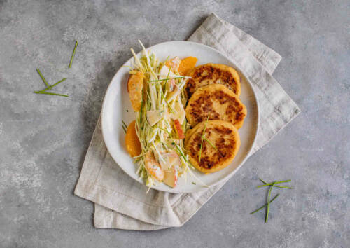Kartoffelpüree-Pancakes mit fruchtigem Lauchsalat aus dem Corona-Kochplan.