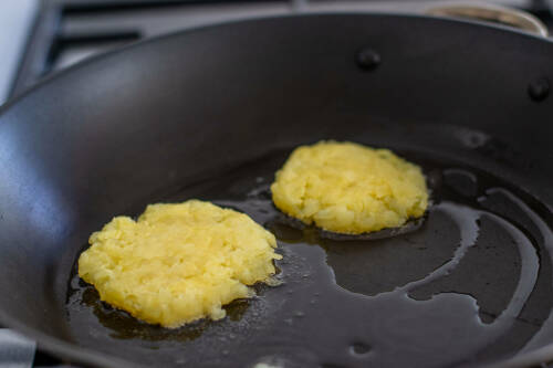 Kartoffelpuffer in Pfanne mit Öl.