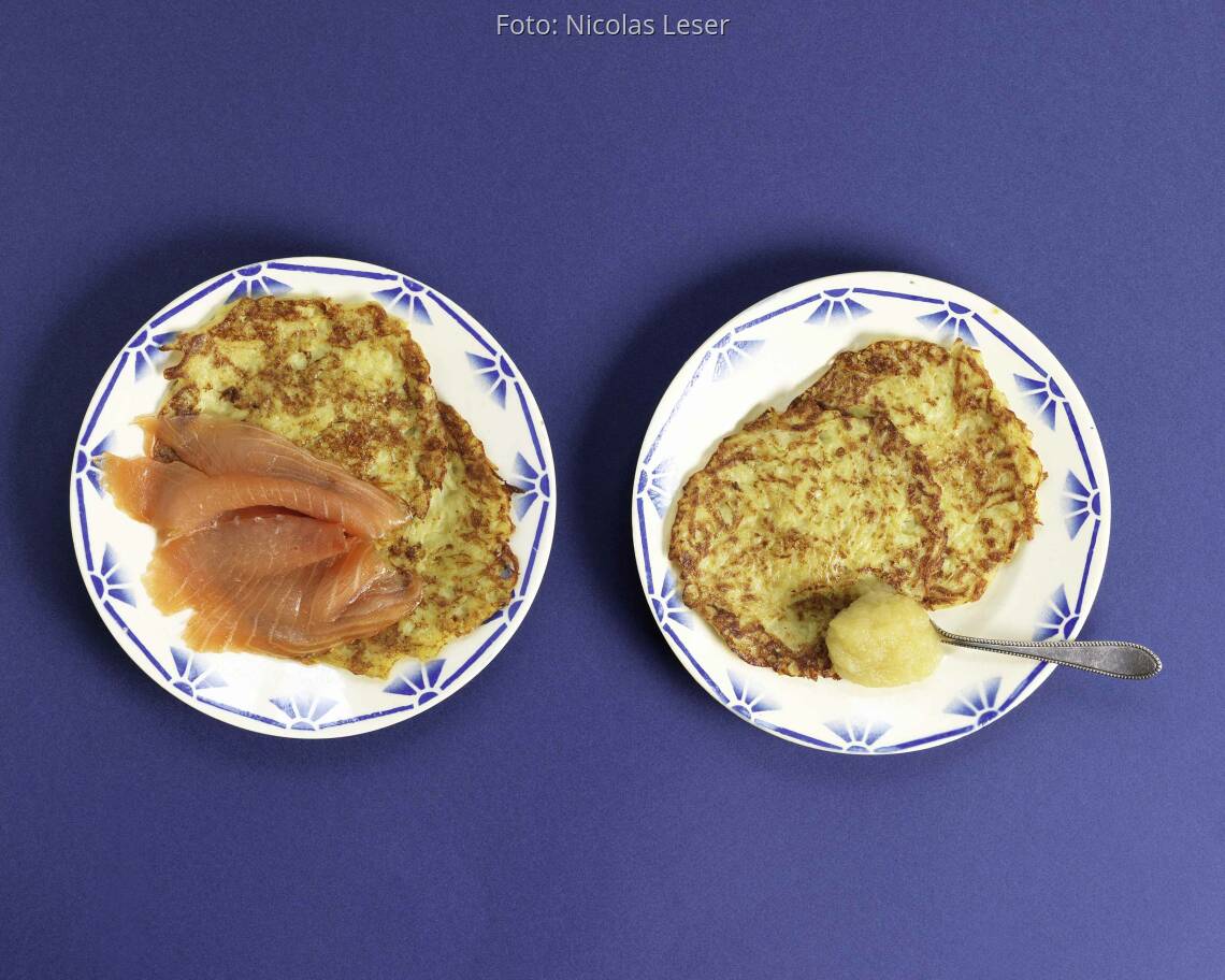 Kartoffelpuffer mit Kompott und Lachs