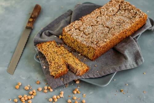 Selbst gemachtes Kichererbsenbrot aufgeschnitten.