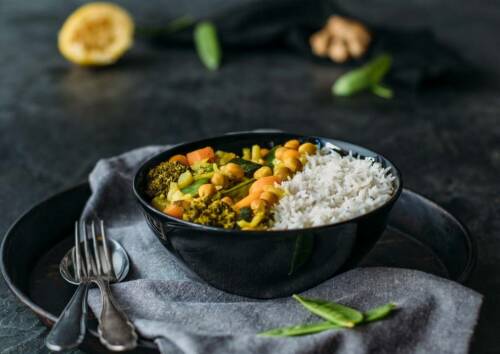 Hülsenfrüchte als Konserven halten nicht nur lange, sie geben auch leckere Gerichte ab, wie dieses Kichererbsencurry.