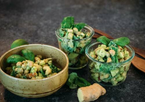 Kichererbsensalat mit Avocado-Dressing in kleinen Schälchen angerichtet, garniert mit Basilikum