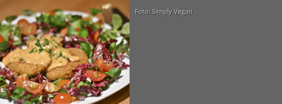 Rezeptbild für "Kichererbsenschnitzel mit Pfefferrahmsauce im Salatbett"