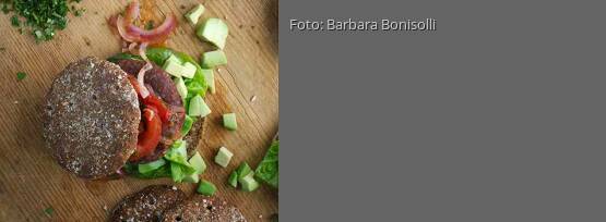 Rezeptbild für "Kidneybohnen-Burger mit Tomaten-Zwiebel-Salsa und Avocado"