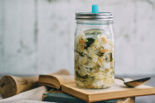 Kimchi in Glas vor hellem Hintergrund.