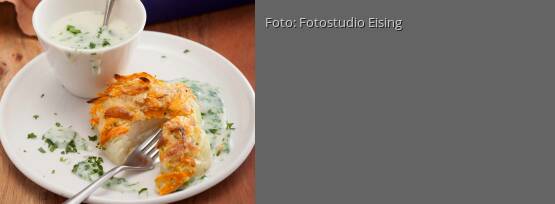 Rezeptbild für "Knusprige Kohlrabiplätzchen mit Petersiliensauce"