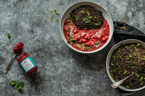 Mit Brotaufstrich kannst du ein leckeres Curry kochen - wie dieses Curry aus Beluga-Linsen.