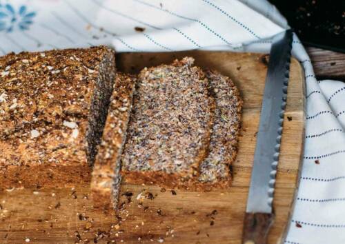 Aufstrich lässt sich in vielen Gerichten verkochen, zum Beispiel in selbst gebackenem Brot.
