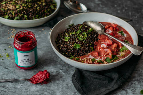 In diesem Beluga-Linsen-Curry steckt ein Brotaufstrich.