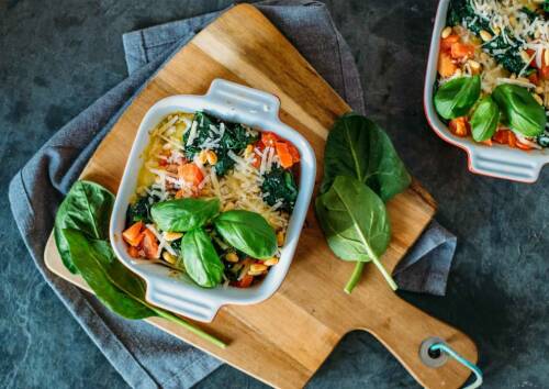 Unser Gnocchi-Auflauf mit Spinat funktioniert auch wunderbar, wenn du Aufstrich untermischst.