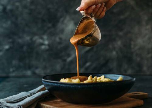 In vielen Rezepten kannst du einen Teil der Flüssigkeit mit Aufstrichen ersetzen. Wie wäre es mit einer veganen Bratensoße?