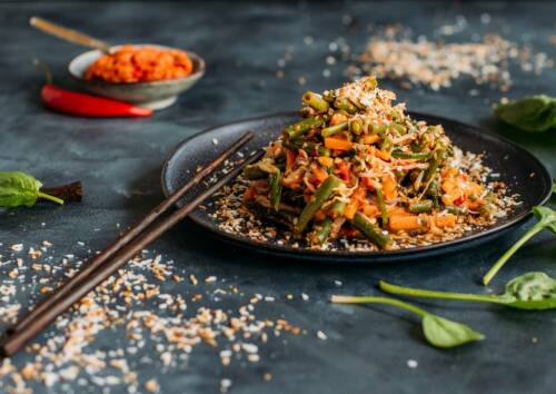 Kochen mit Kokosöl hat Vorteile: Es verleiht jedem Gericht eine exotische Note - wie diesem Bohnen-Kokos-Salat - und ist sehr hitzebeständig, deshalb eignet es sich gut zum scharf Anbraten und auch Backen.