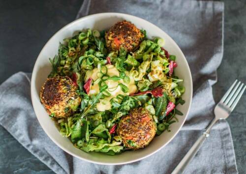 Knusprig angebratene Quinoa-Bällchen passen perfekt zu einem frischen Salat.