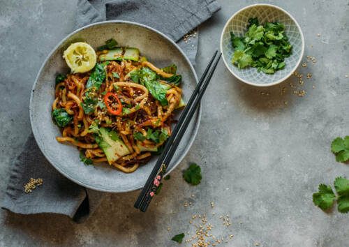Kurz in Kokosöl angebraten und asiatisch gewürzt schmecken unsere Udon-Nudeln mit Gemüse herrlich aromatisch.
