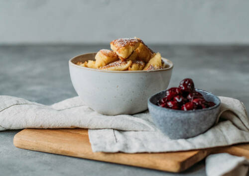 Selbst gemachter Kaiserschmarrn mit Kirschkompott und Kokosöl.