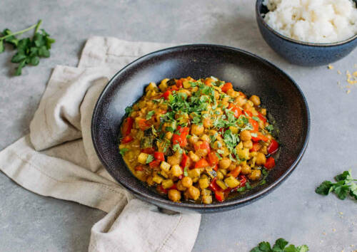 Einfach, schnell und strahlend schön: Für dieses tolle Curry mit Kokosöl brauchst du weder eine Menge Zutaten noch ewig viel Zeit.
