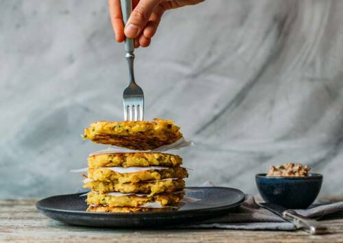 Dieses Rezept für Zucchini-Kartoffel-Rösti benötigt nur wenige Zutaten. Das Kokosöl verleiht ihnen einen Hauch Exotik.
