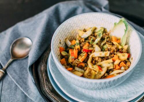 frischer Linsensalat mit Lauch in einer blau-weißen Schüssel