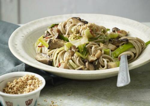 Nudeln in einem tiefen weißen Teller, mit Lauch und Pak Choi