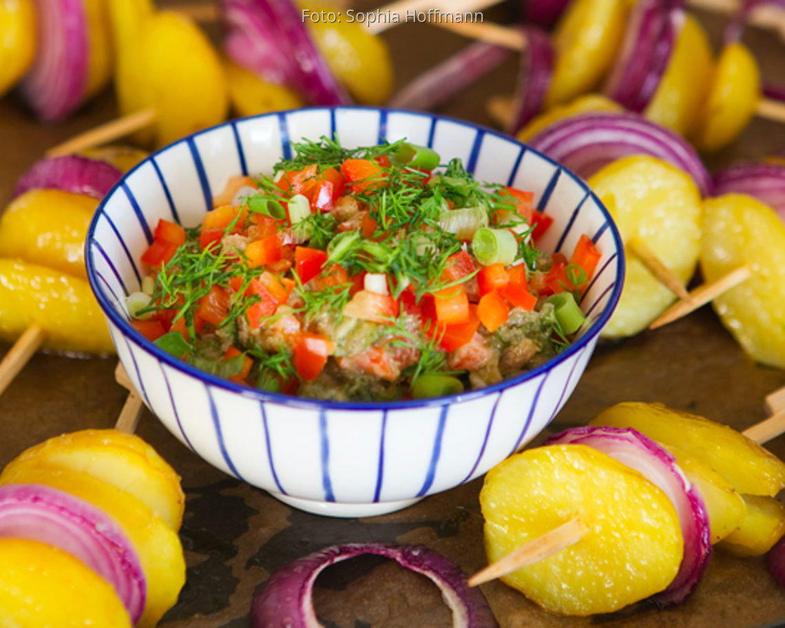 Kartoffeln auf Spießen mit einem Paprikadip