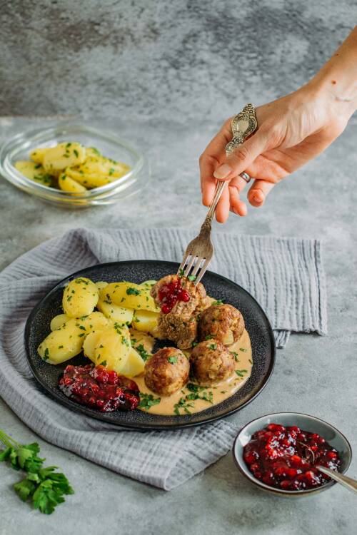 Köttbullar mit Petersilienkartoffeln