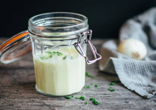 Cremige Suppe mit Kohlrabi und Blumenkohl in einem Glas. Von vorne fotografiert.